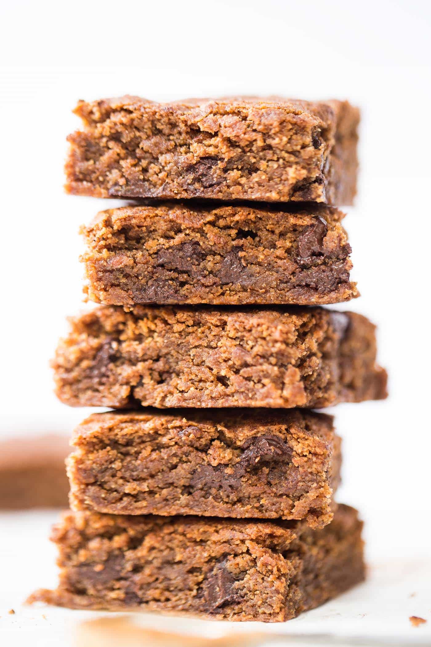 Ooey-gooey Pumpkin Spice Quinoa Blondies with dark chocolate chips! They're the perfect fall dessert!