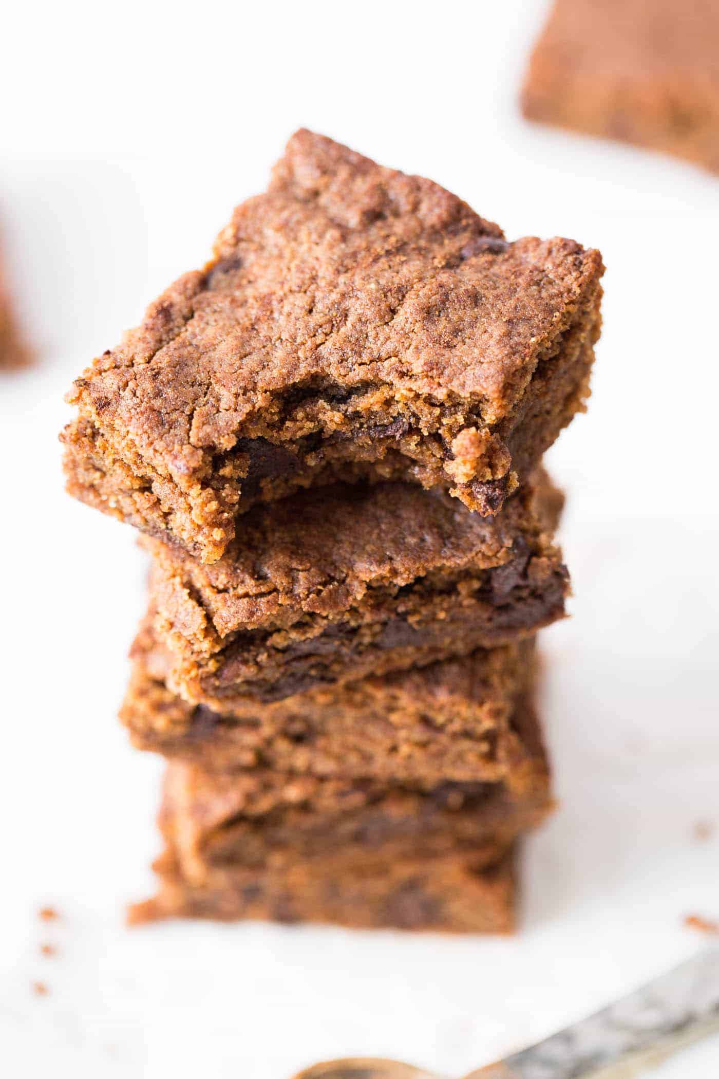 PUMPKIN SPICE QUINOA BLONDIES -- made in just one bowl with a few simple ingredients! (GF & VEGAN)
