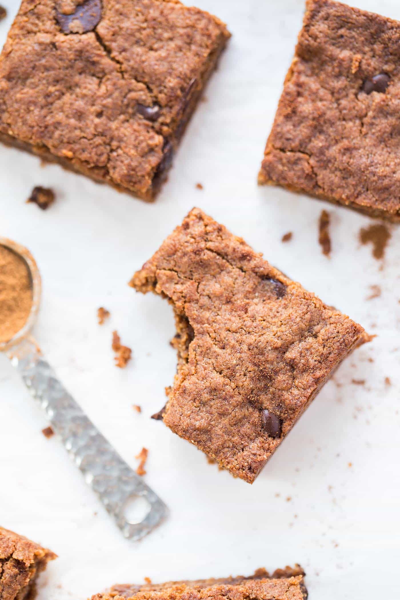 PUMPKIN SPICE QUINOA BLONDIES -- made in just one bowl with a few simple ingredients! (GF & VEGAN)