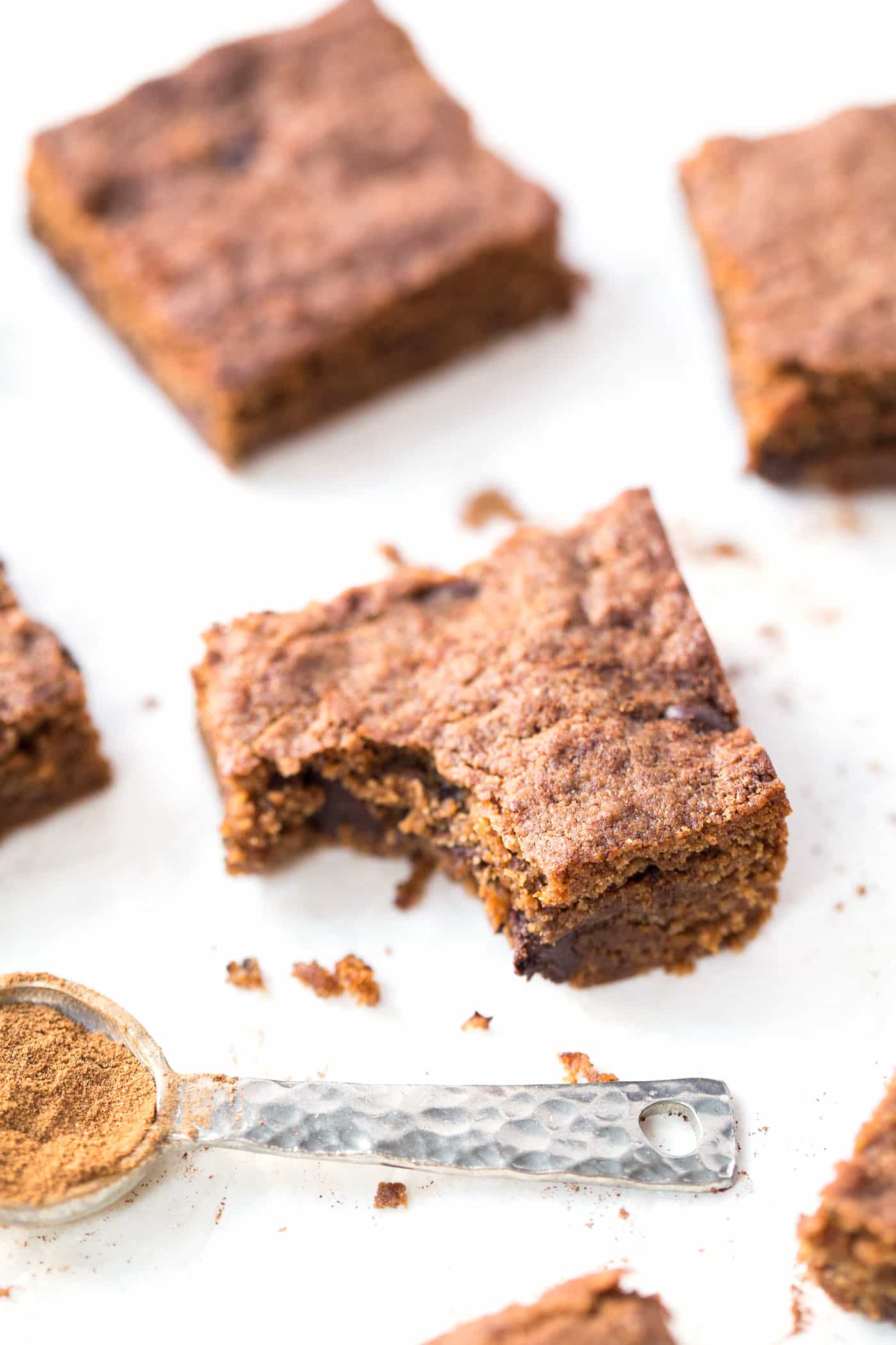 PUMPKIN SPICE QUINOA BLONDIES -- made in just one bowl with a few simple ingredients! (GF & VEGAN)