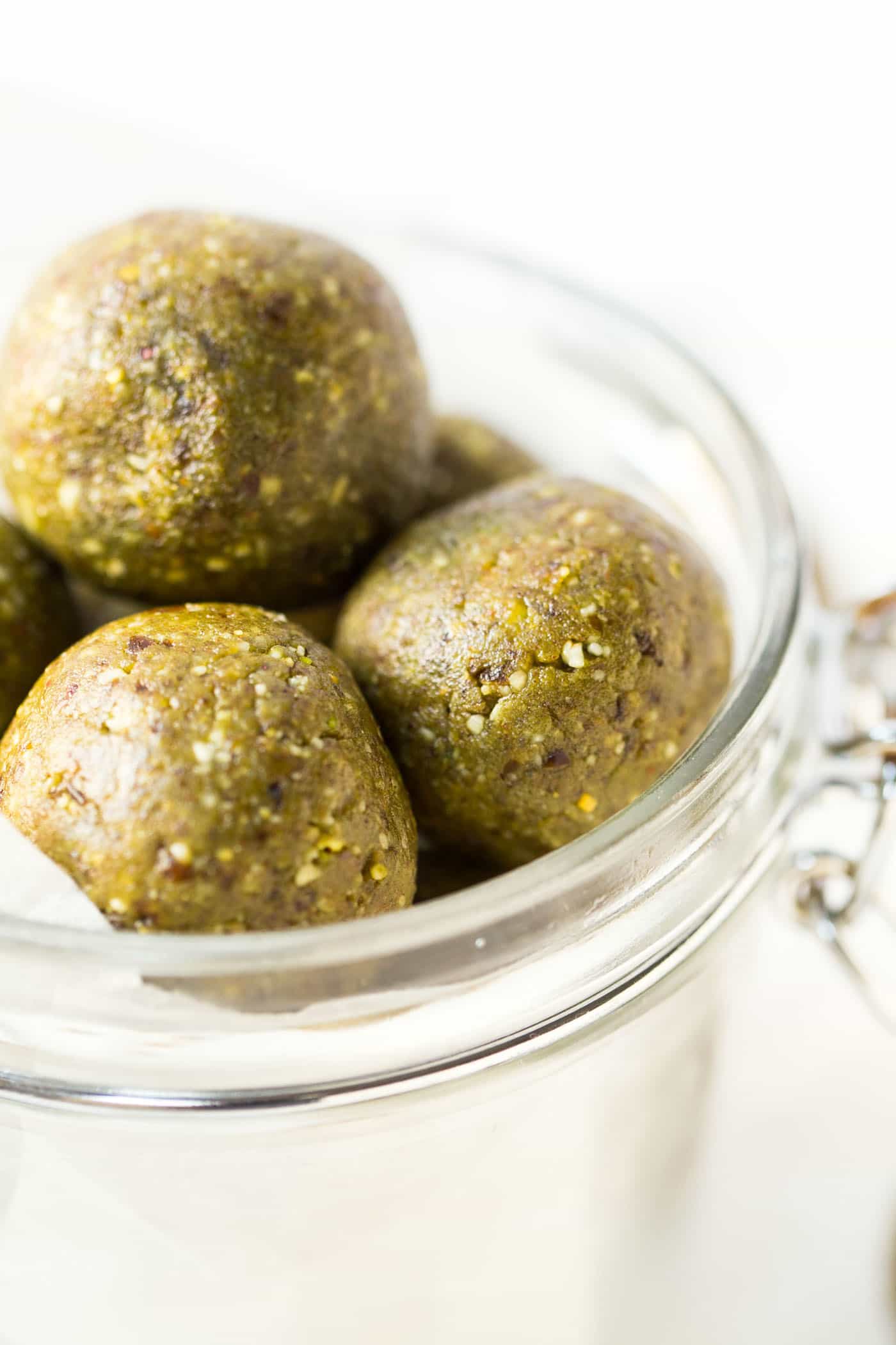Matcha Protein Balls >> packed with healthy fats, plant-based proteins and natural sweeteners, these are the ULTIMATE healthy snack!