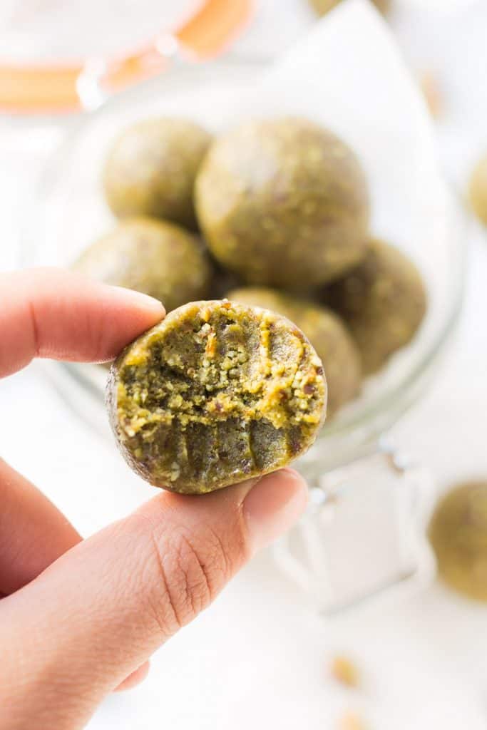 These AMAZING matcha protein balls use less than 10 ingredients, take only 5 minutes to make and all you need is a food processor!