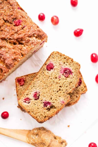 This AMAZING cranberry quinoa banana bread is made with only healthy ingredients and is free from gluten, dairy, refined sugar AND uses only 1 tablespoon of oil!