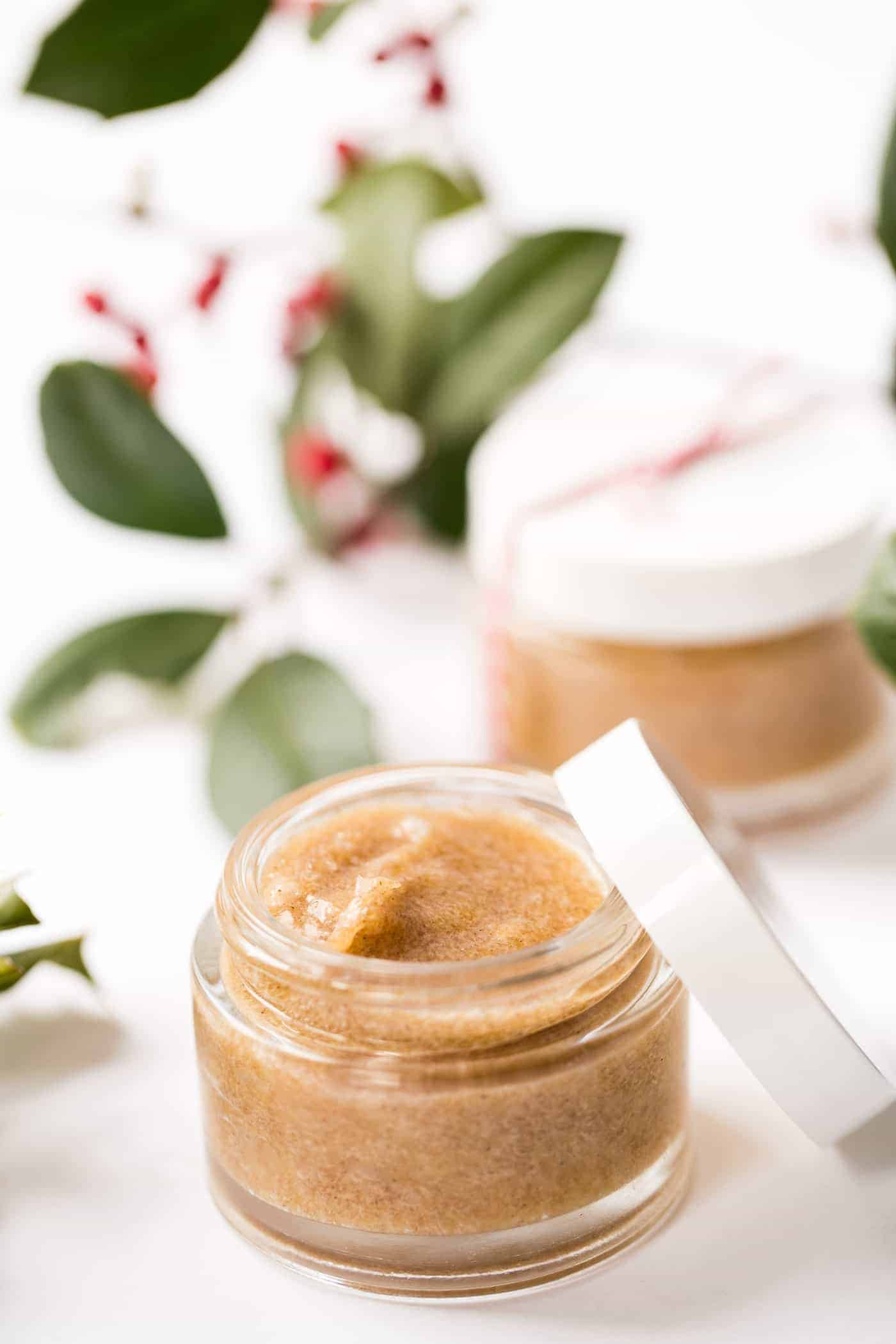 This DIY Honey Cinnamon Face Mask uses just four ingredients and is AMAZING! Smells so nice, is awesome for the skin and gives you a nice glow after you use it.