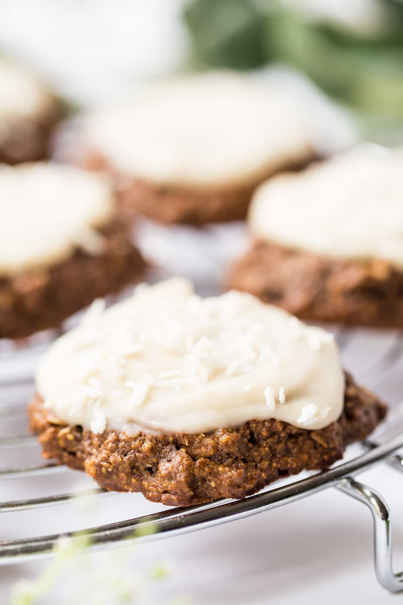 These AMAZING Gingerbread Quinoa Breakfast cookies have almond butter, molasses and warm spices and they're actually HEALTHY | gluten-free + vegan