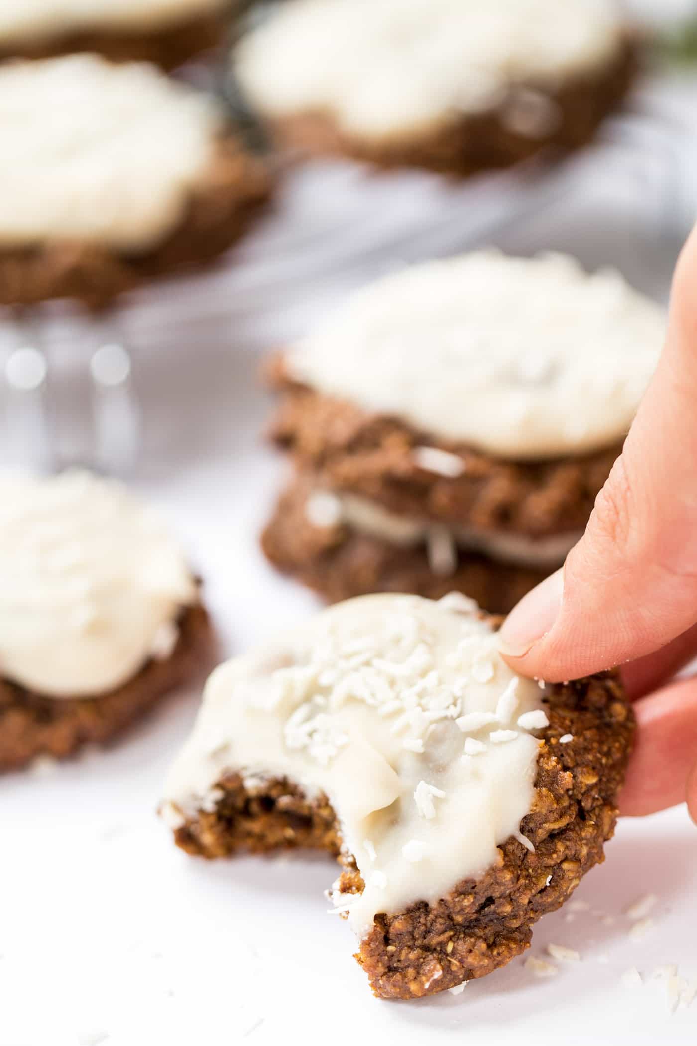 These INCREDIBLE Gingerbread Quinoa Breakfast Cookies has a base of oats, quinoa and banana, but has all the flavors of classic gingerbread. And they're HEALTHY too! [vegan + gf]