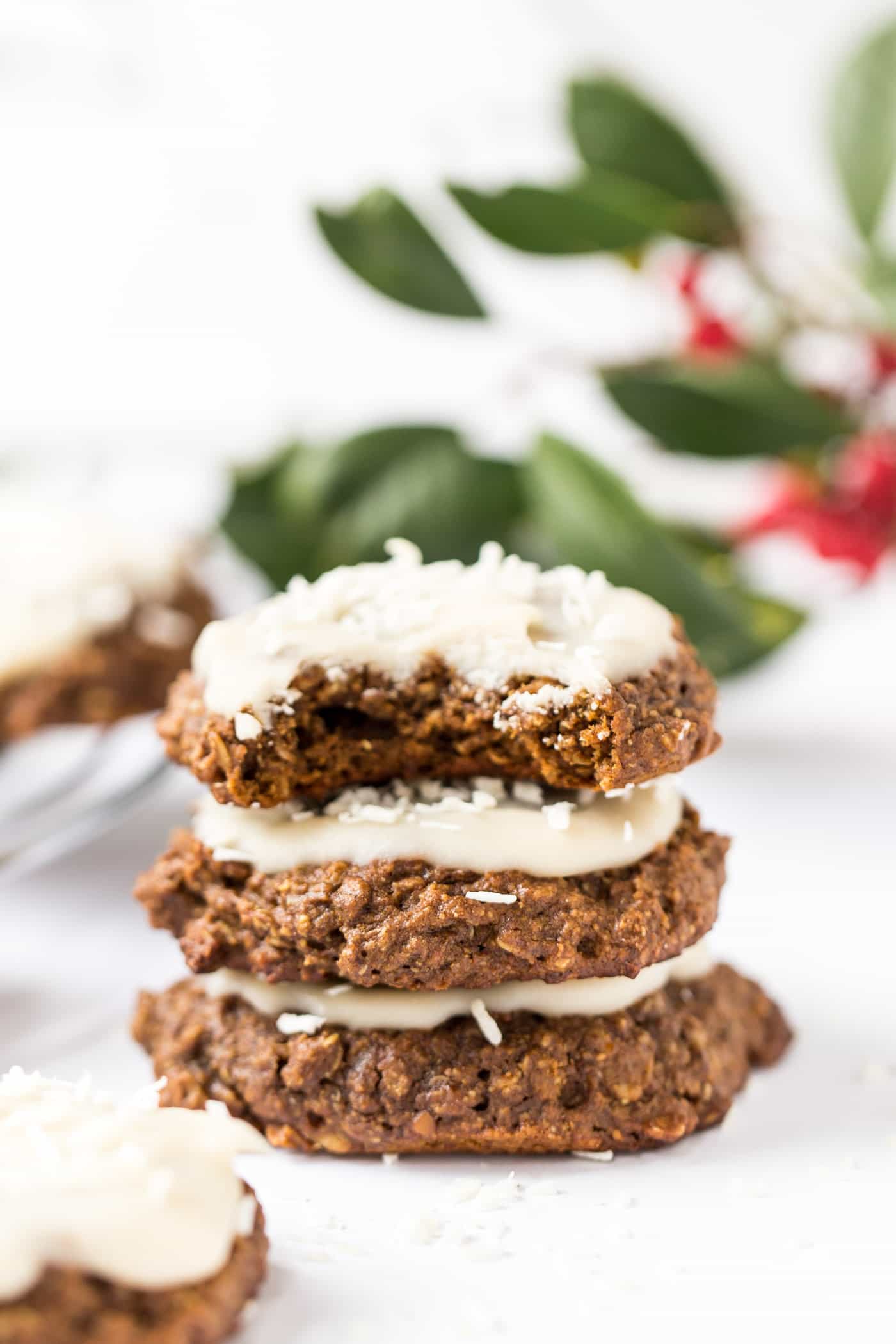 These are THE PERFECT breakfast >> Gingerbread Quinoa Breakfast Cookies with a vegan coconut butter frosting!