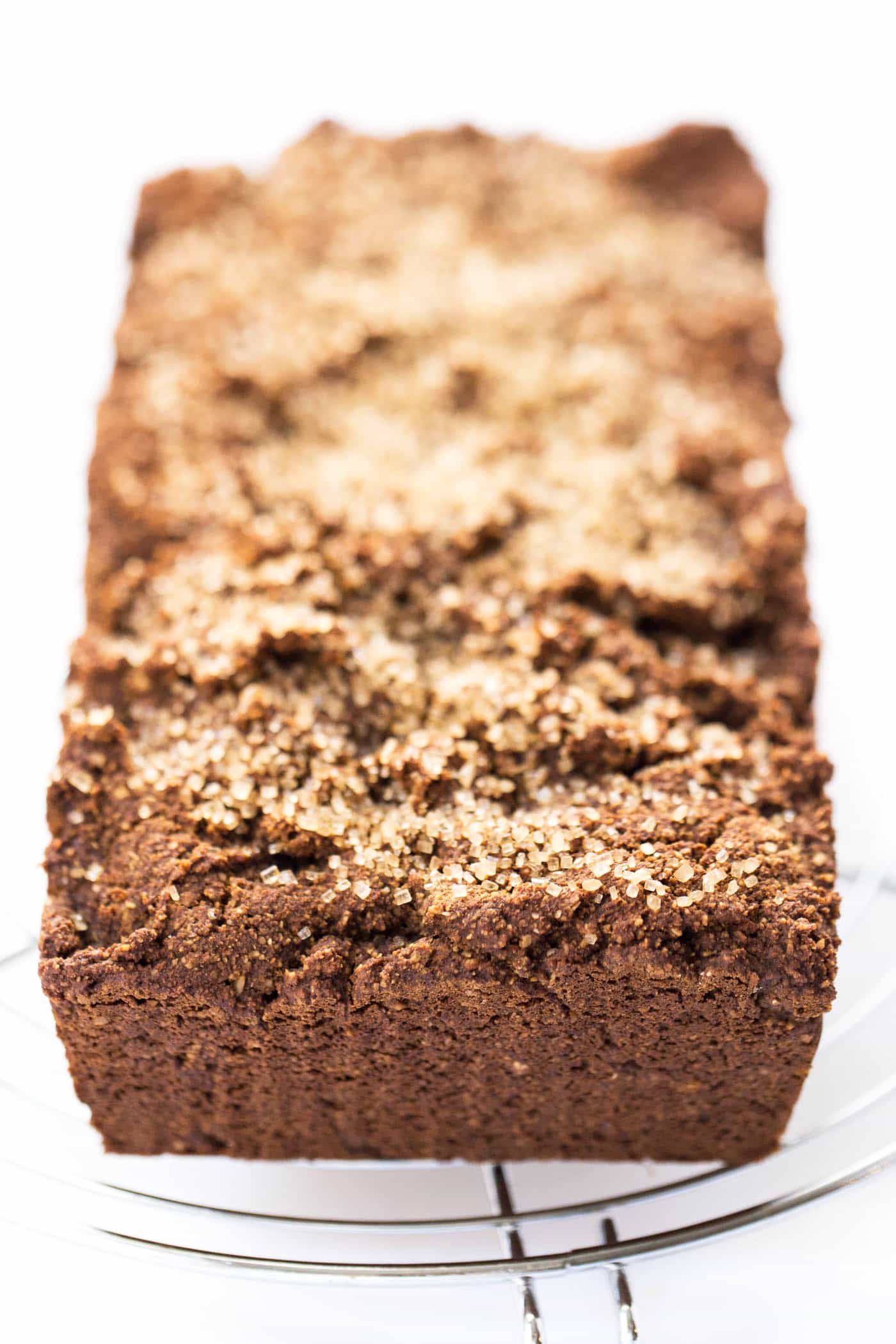 This HEALTHY vegan gingerbread loaf is perfect for the holidays! Made with almond and quinoa flours, it's high in protein, packed with healthy fats and tastes amazing! [vegan]