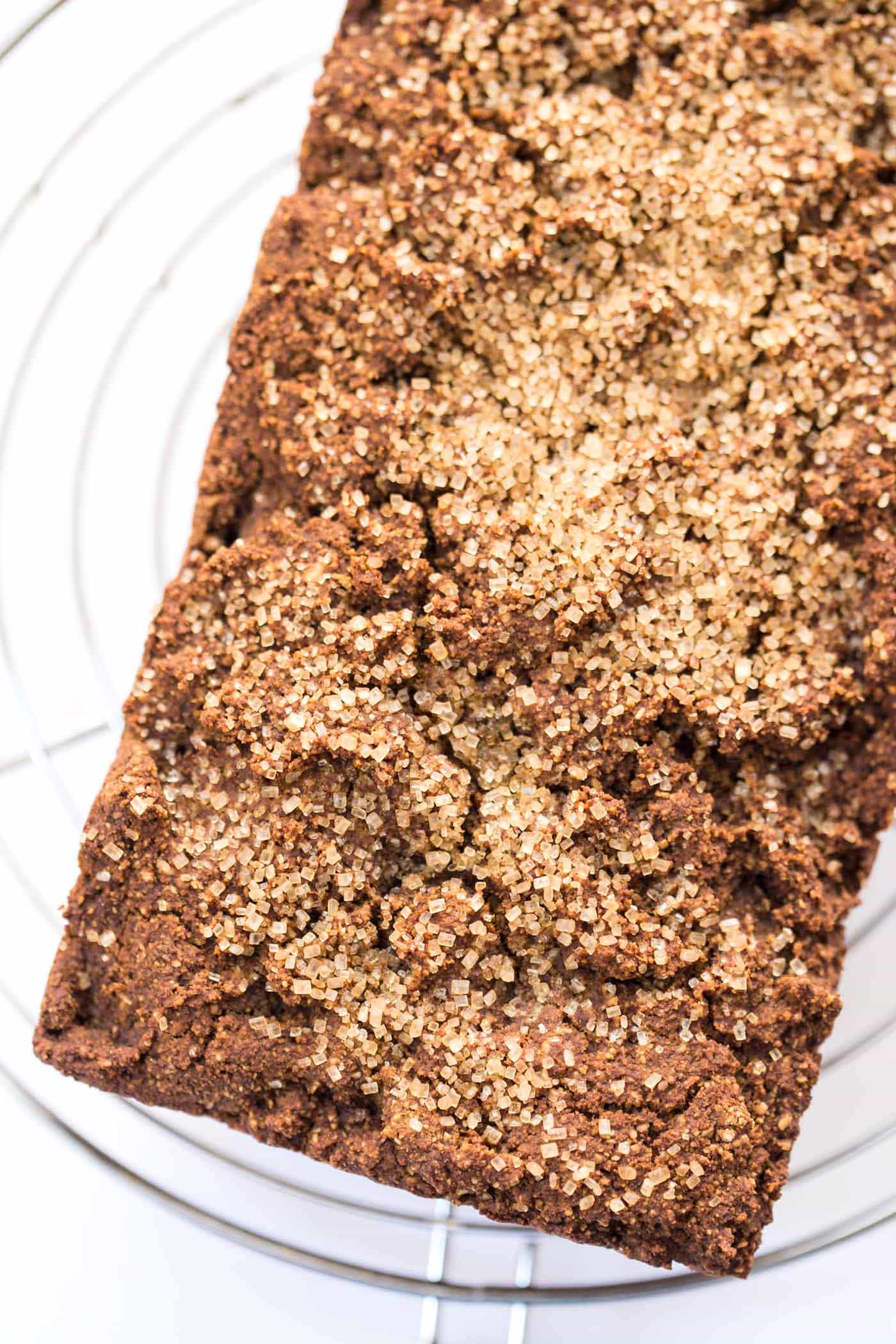 This HEALTHY vegan gingerbread loaf is perfect for the holidays! Made with almond and quinoa flours, it's high in protein, packed with healthy fats and tastes amazing! [vegan]
