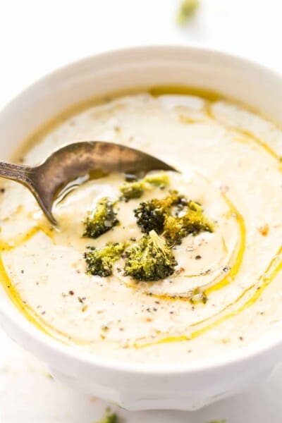 Delicious and super easy to make, this 30 MINUTE broccoli chowder is made with roasted broccoli, cashews and potatoes. Check out!