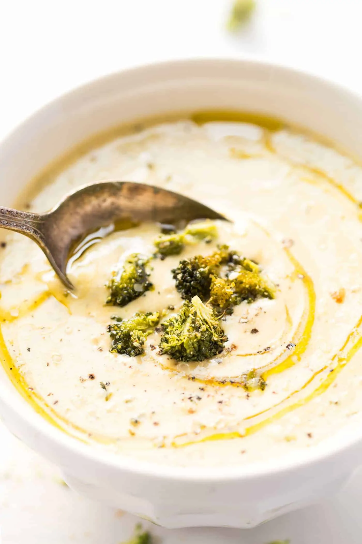 Delicious and super easy to make, this 30 MINUTE broccoli chowder is made with roasted broccoli, cashews and potatoes. Check out!