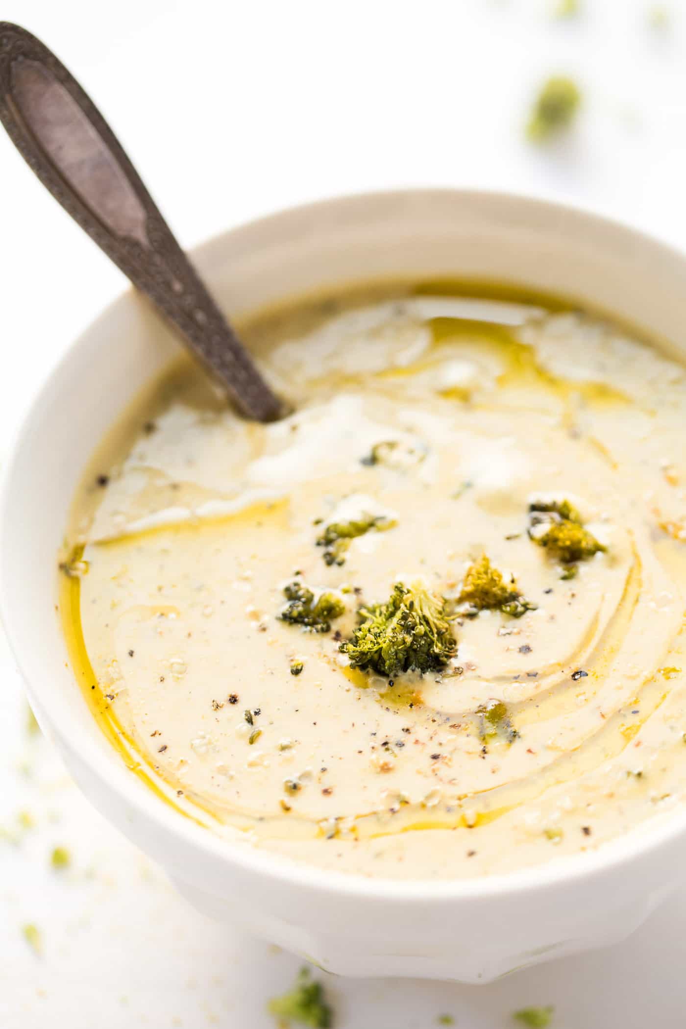 This quick broccoli chowder is made in only 30 minutes, is filled with the flavors of roasted veggies and it's high in protein, so it's satisfying and delicious!