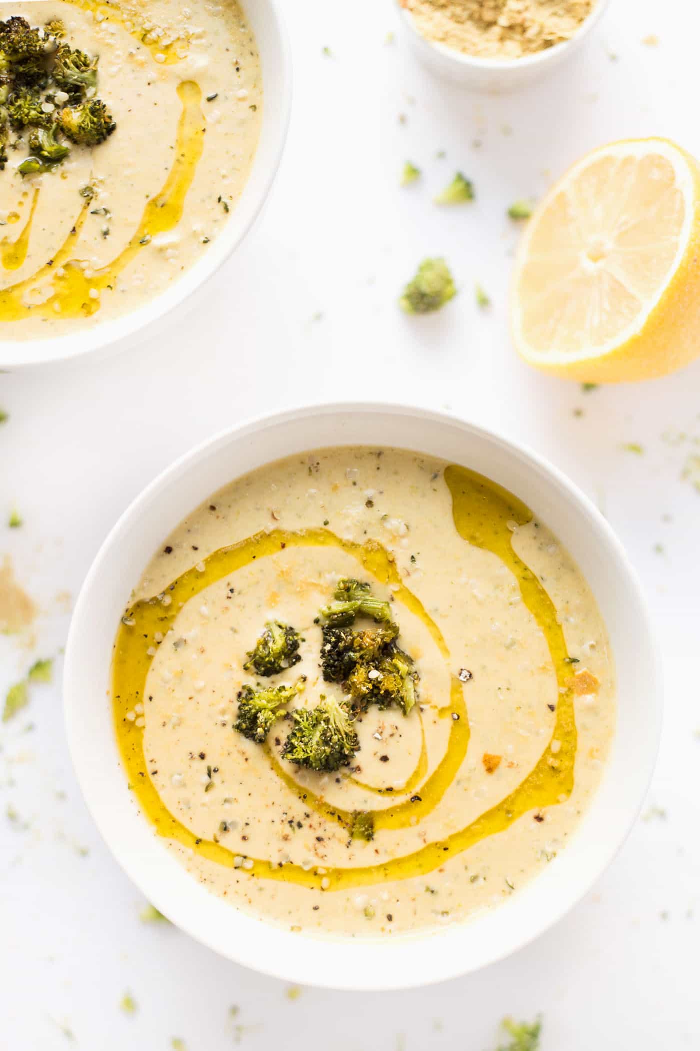 Delicious and super easy to make, this 30 MINUTE broccoli chowder is made with roasted broccoli, cashews and potatoes. Check out!