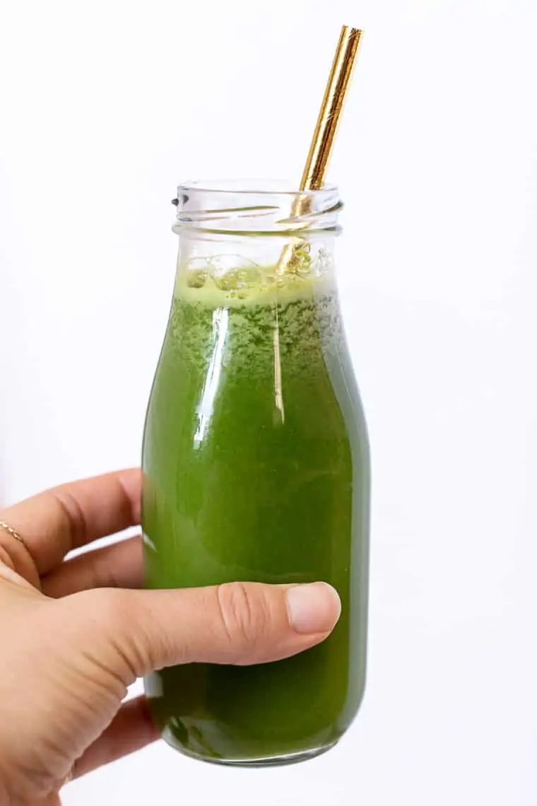 the best green juice with lemon + ginger