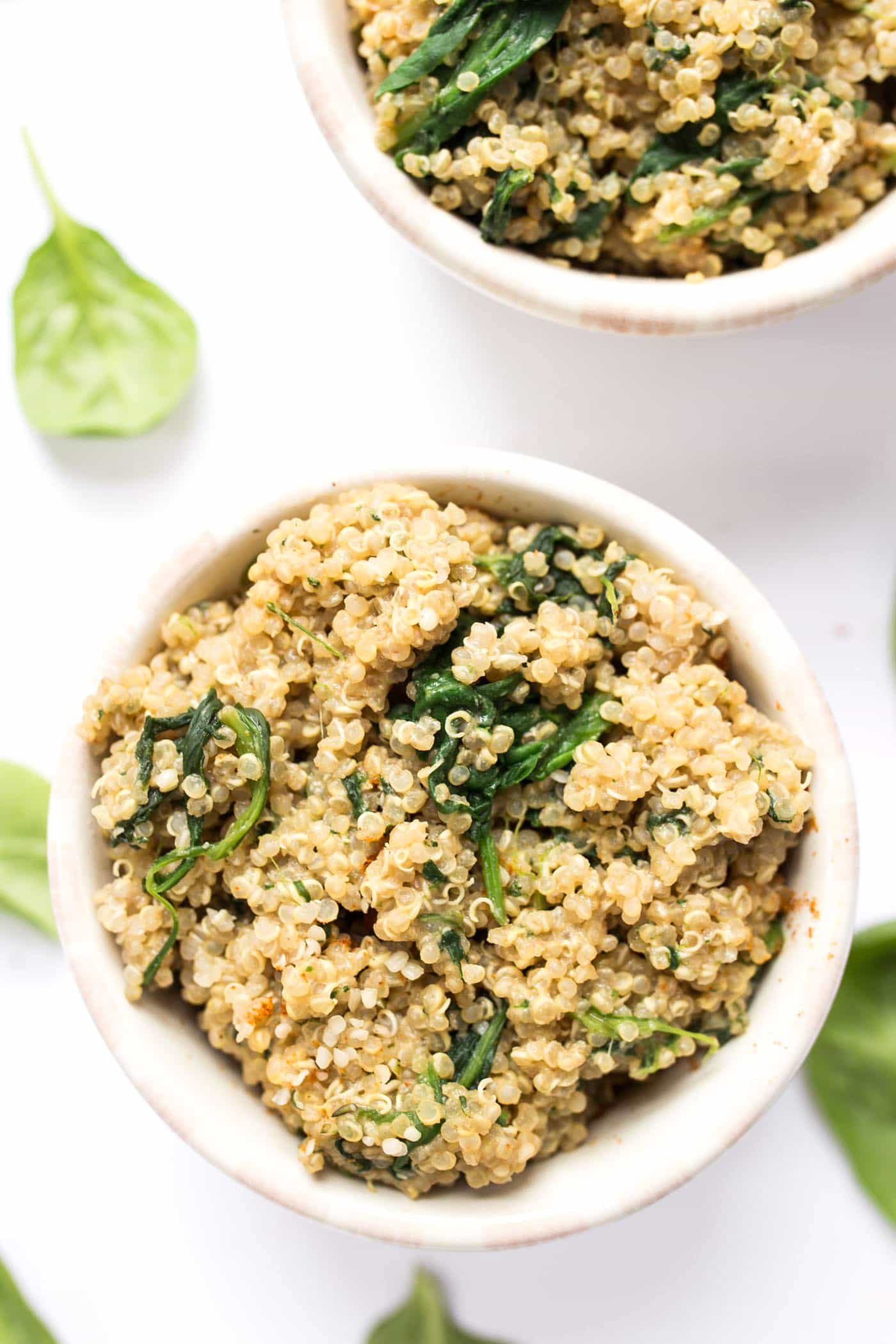 Creamy Quinoa Mac and Cheese with spinach! Made in just ONE POT and comes together in less than 15 minutes!