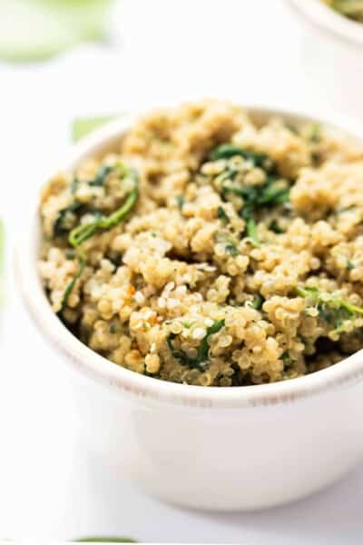 Creamy Quinoa Mac and Cheese with spinach! Made in just ONE POT and comes together in less than 15 minutes!