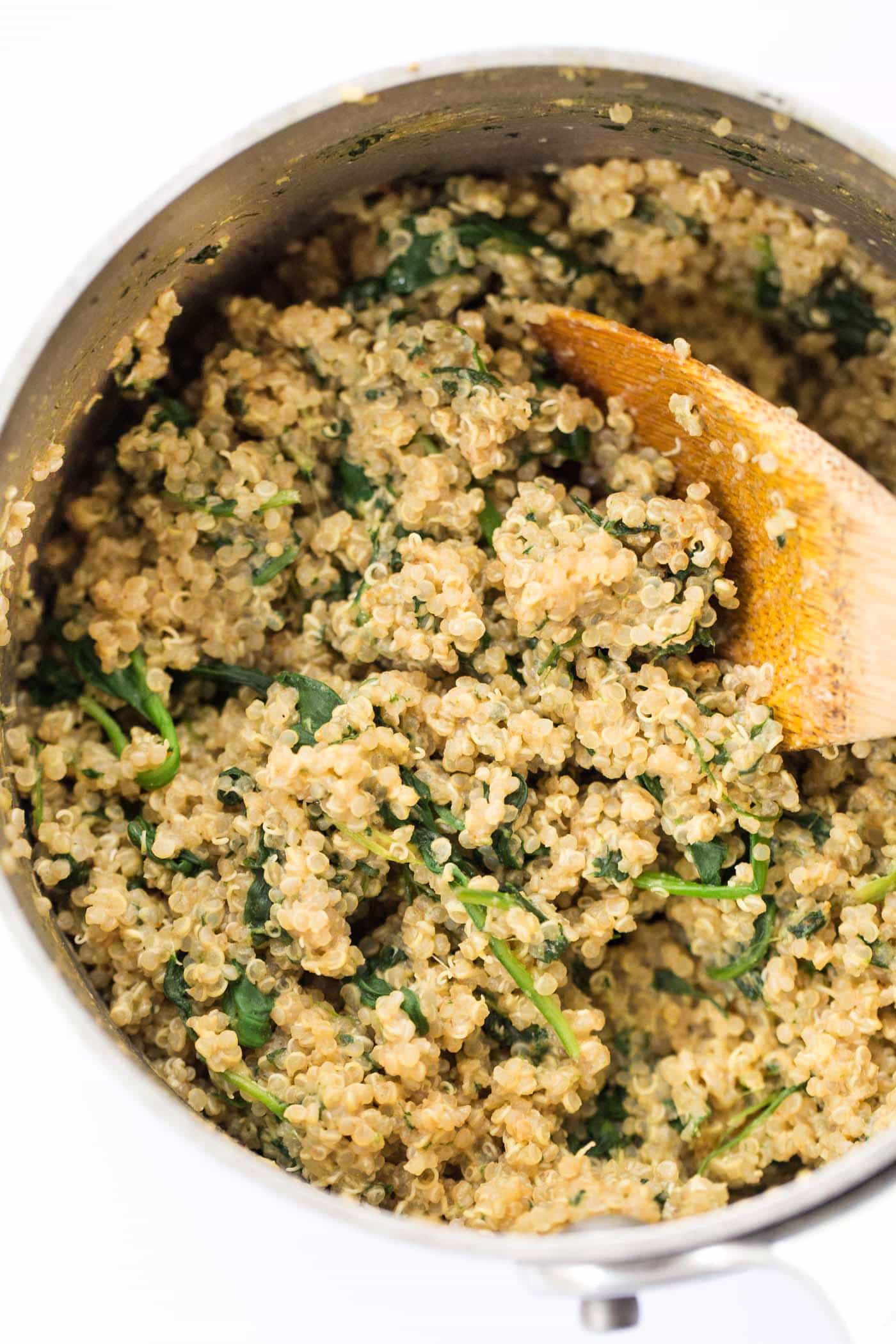 Creamy Quinoa Mac and Cheese with spinach! Made in just ONE POT and comes together in less than 15 minutes!