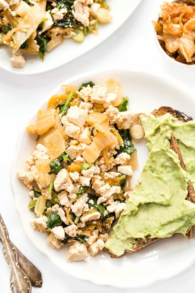 This Kimchi Tofu Scramble uses just 5 INGREDIENTS and takes only 5 minutes to make! [312 calories, 27g protein]