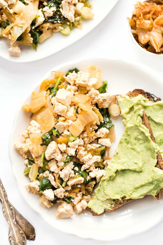 This Kimchi Tofu Scramble uses just 5 INGREDIENTS and takes only 5 minutes to make! [312 calories, 27g protein]