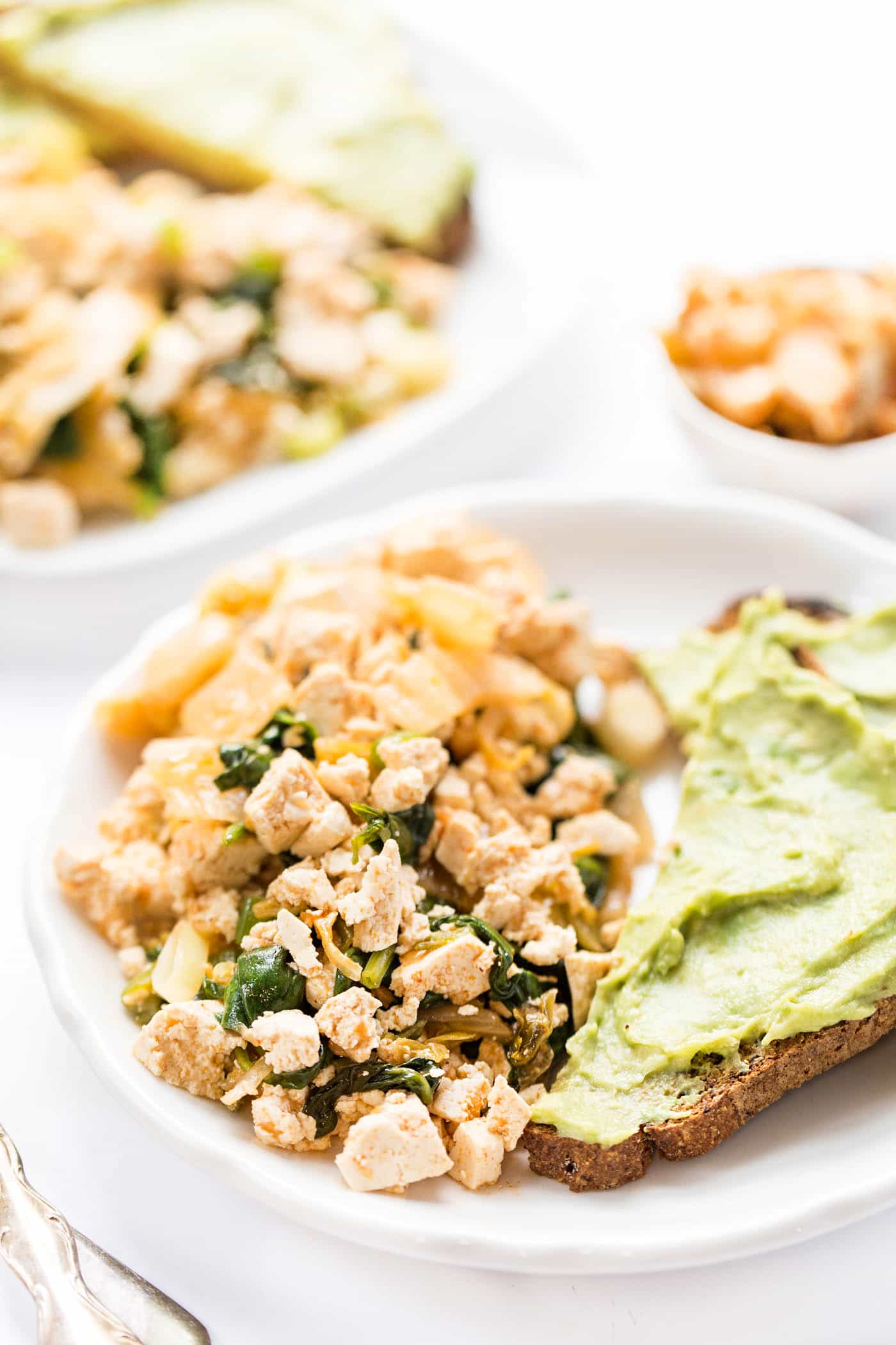 This Kimchi Tofu Scramble uses just 5 INGREDIENTS and takes only 5 minutes to make! [312 calories, 27g protein]