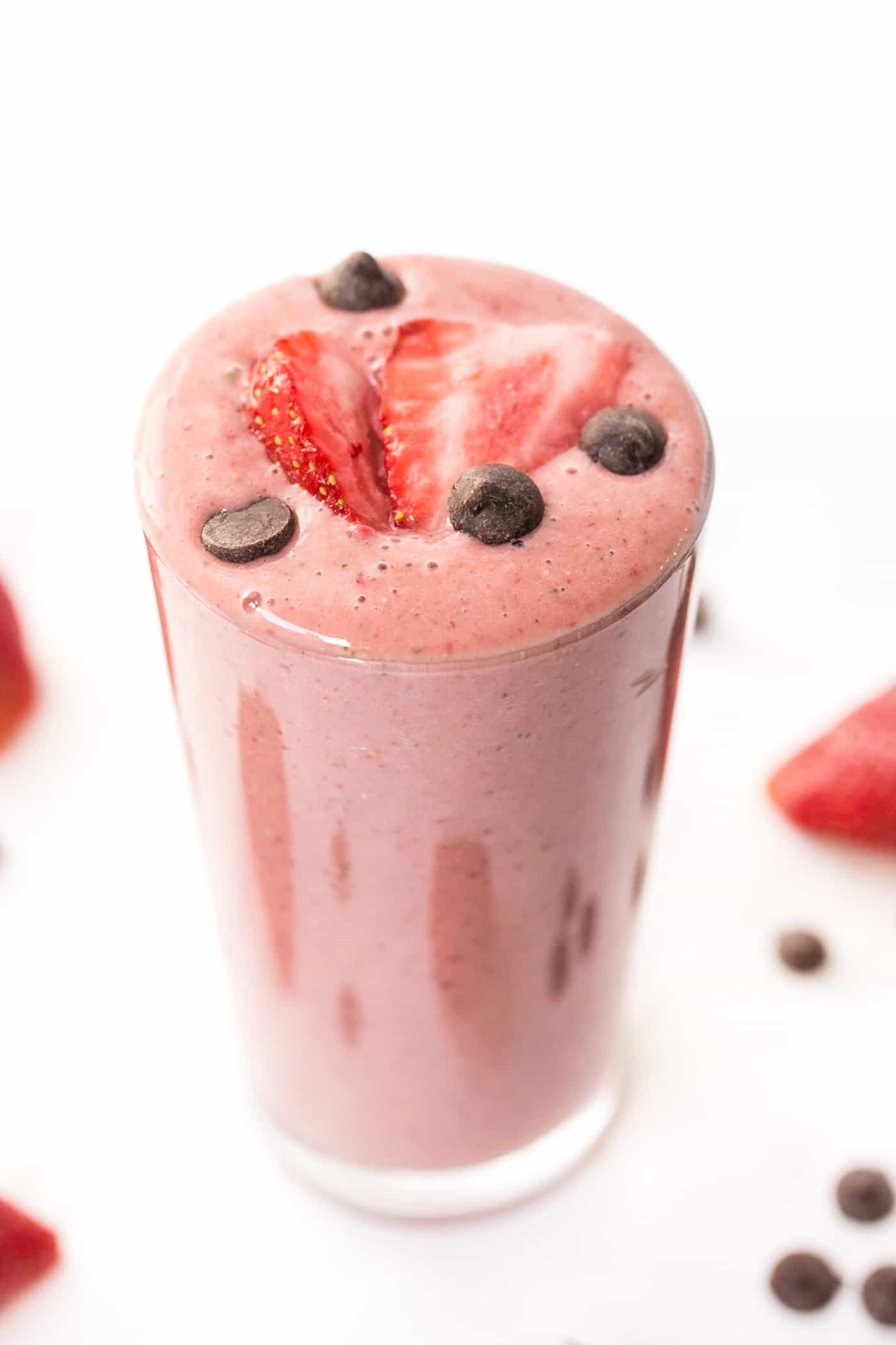 Chocolate Strawberry Smoothie -- made with only 3 INGREDIENTS, it's the perfect make-ahead smoothie recipe!