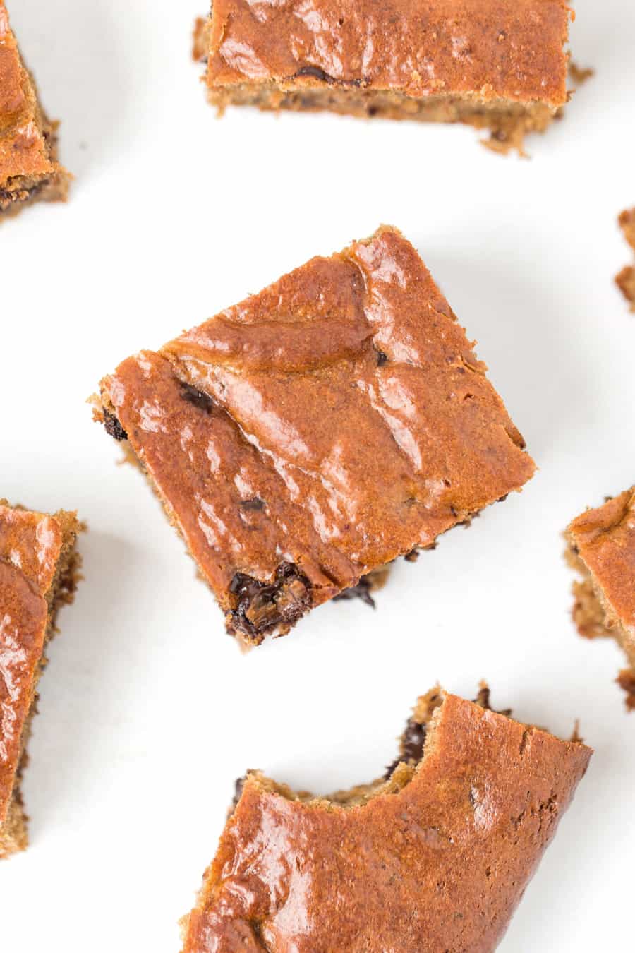 These FLOURLESS Peanut Butter Chocolate Chip Bars are made in just one bowl, with 8 ingredients! [gluten-free + refined sugar-free]