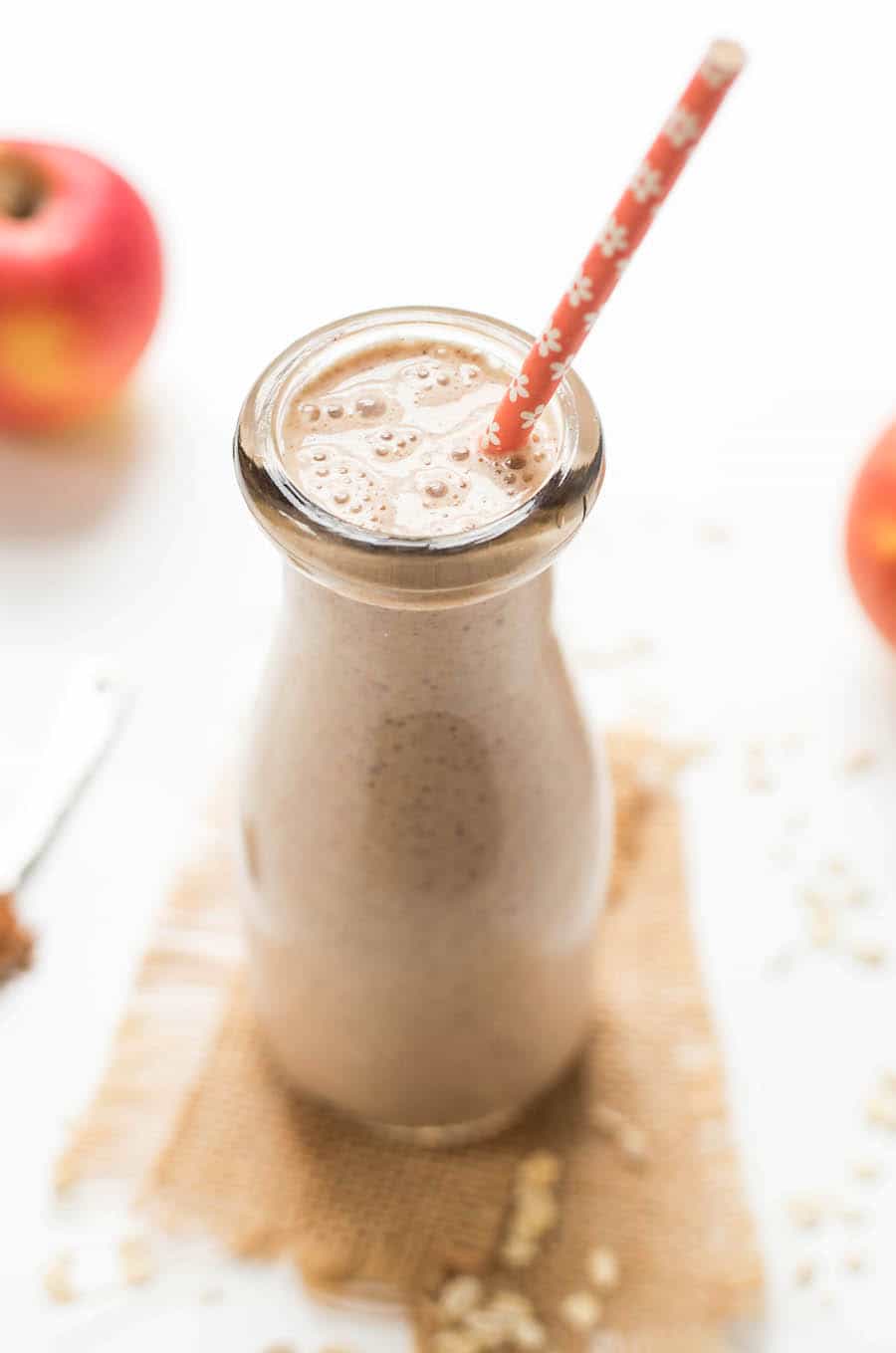 CREAMY APPLE PIE SMOOTHIE -- with apples, oats and cinnamon for the creamiest, dreamiest smoothie!