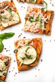 Tomato & Zucchini Quinoa Pizza -- a simple, flavorful, plant-based pizza recipe that is absolutely PERFECT for summer!