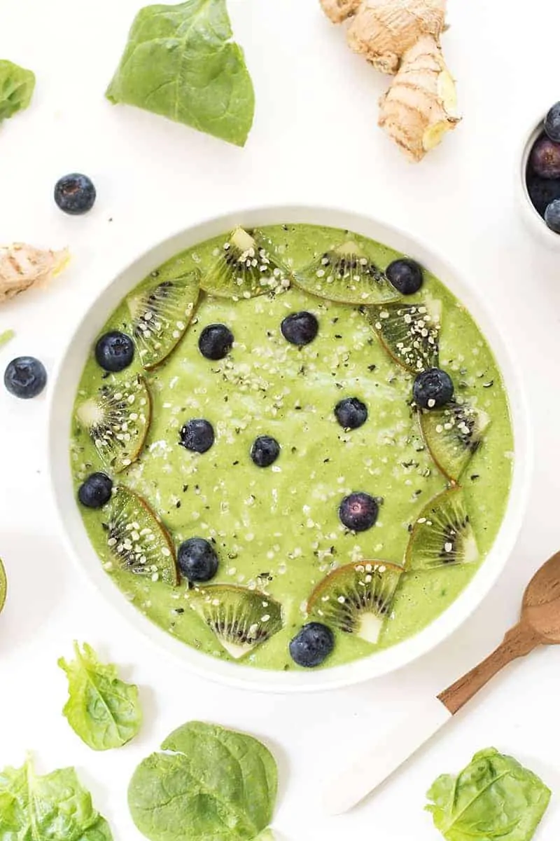 DETOX GREEN Smoothie Bowl -- great for digestion and detoxifying! Topped with kiwi, blueberries and hemp seeds for extra protein!