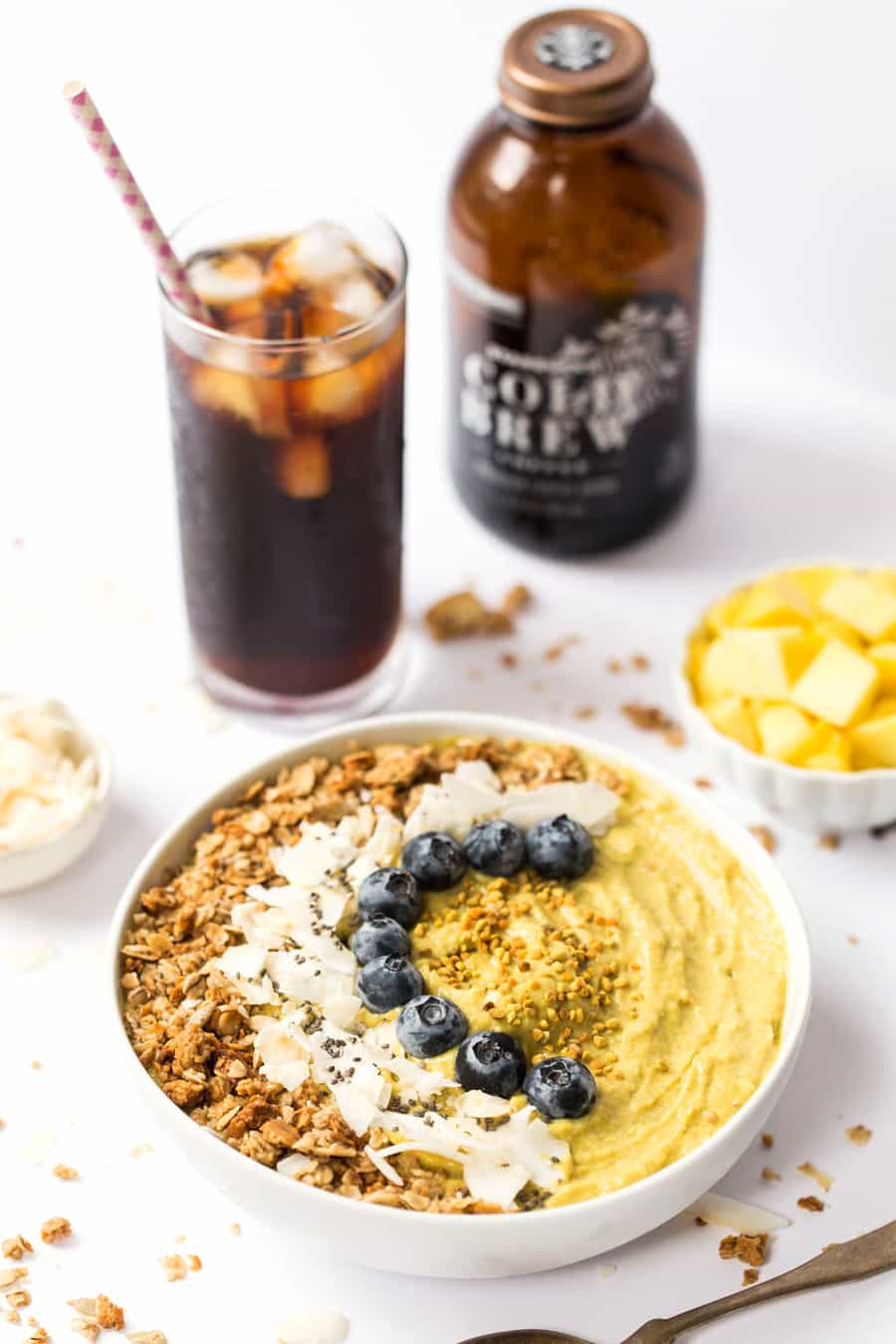 This ENERGIZING Mango Smoothie Bowl is made with fruits, veggies and superfoods to give you a natural boost of energy in the morning!