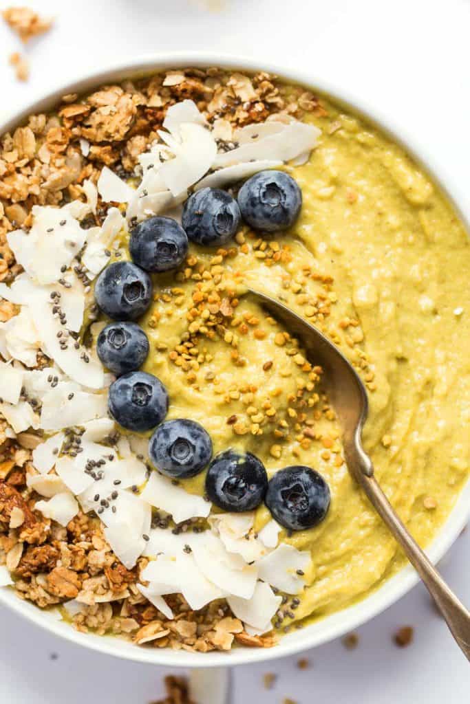 This ENERGIZING Mango Smoothie Bowl is made with fruits, veggies and superfoods to give you a natural boost of energy in the morning!