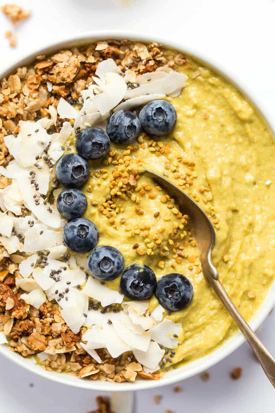 This ENERGIZING Mango Smoothie Bowl is made with fruits, veggies and superfoods to give you a natural boost of energy in the morning!
