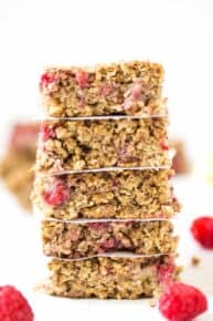 LEMON RASPBERRY QUINOA BREAKFAST BARS -- with bananas, oats, almond butter and quinoa, these bars make a healthy & nutritious breakfast treat!