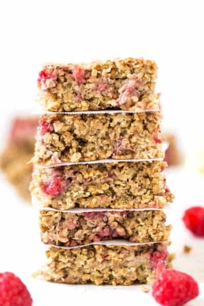 LEMON RASPBERRY QUINOA BREAKFAST BARS -- with bananas, oats, almond butter and quinoa, these bars make a healthy & nutritious breakfast treat!