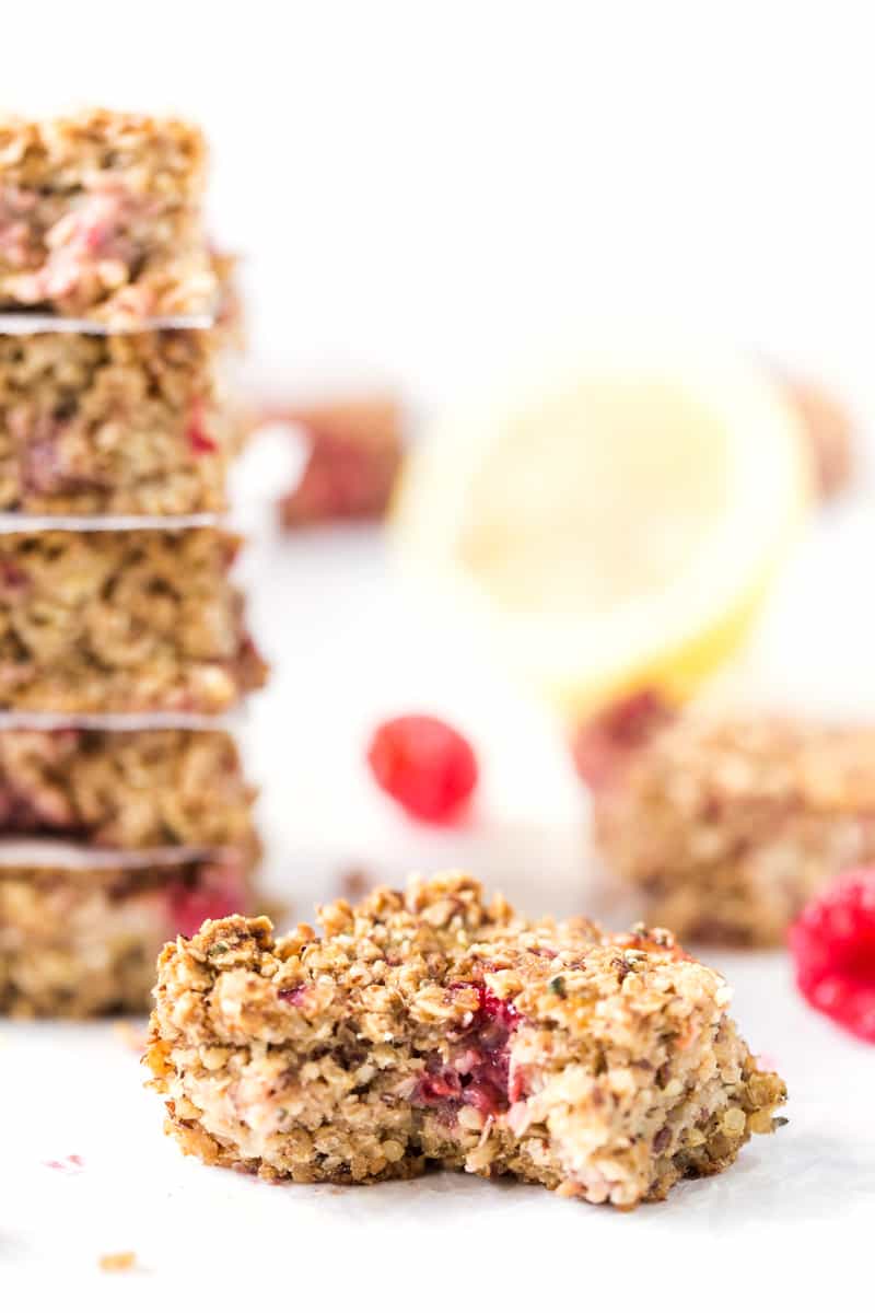 LEMON RASPBERRY QUINOA BREAKFAST BARS -- with bananas, oats, almond butter and quinoa, these bars make a healthy & nutritious breakfast treat!