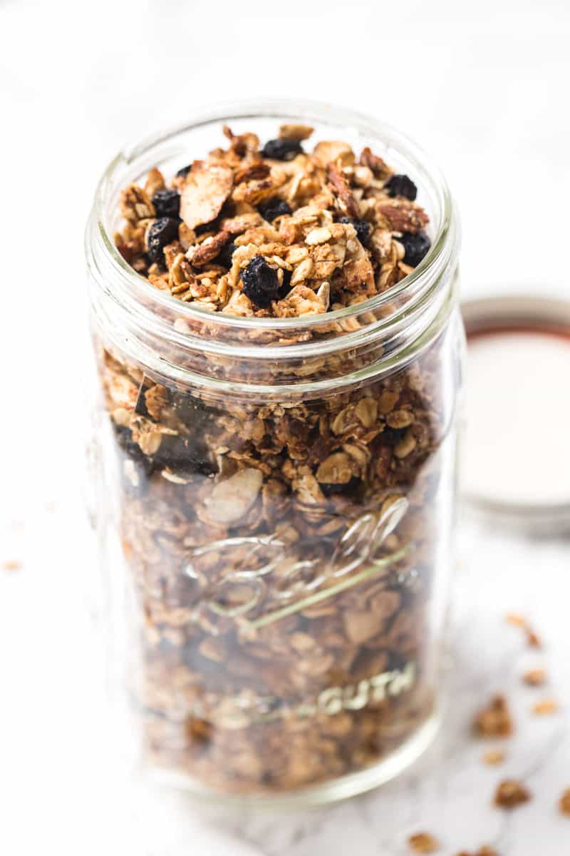 How to store granola THE RIGHT WAY! In large mason jars to keep it fresh & flavorful!