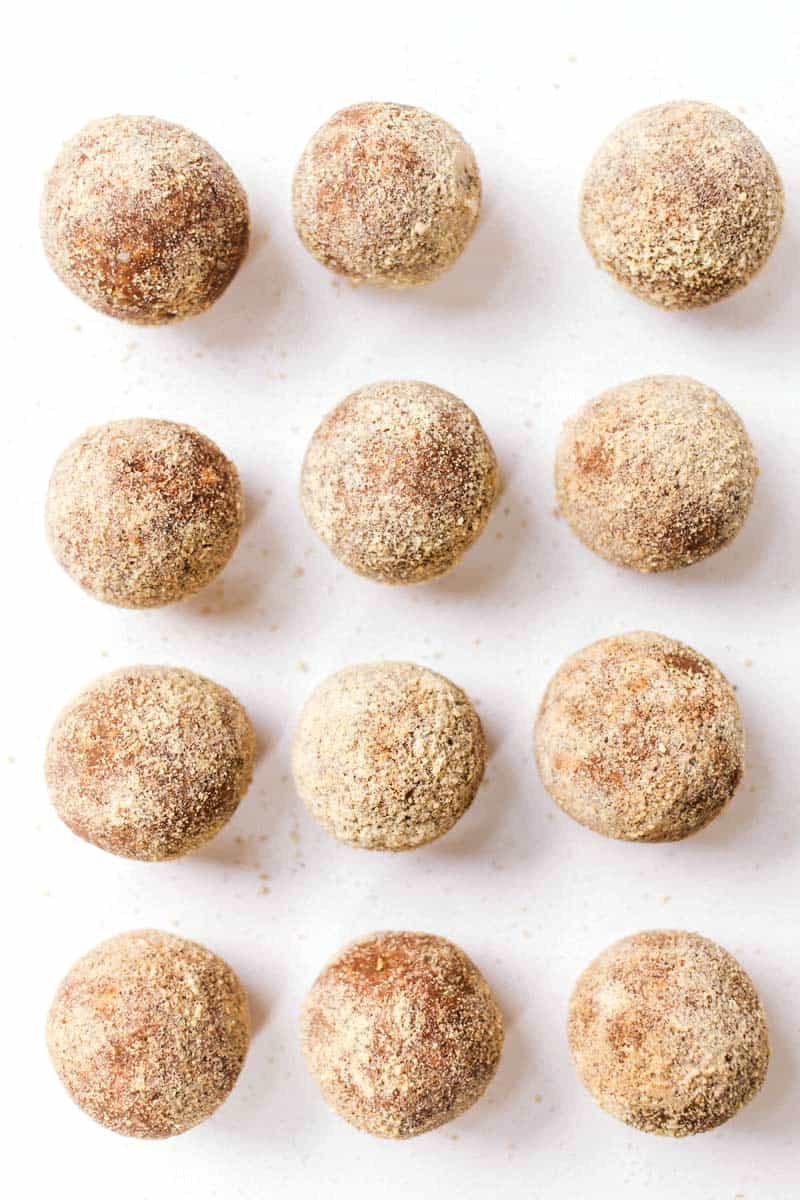 These HEALTHY Apple Pie Energy Bites might taste like dessert but they're oh-so nutritious! 