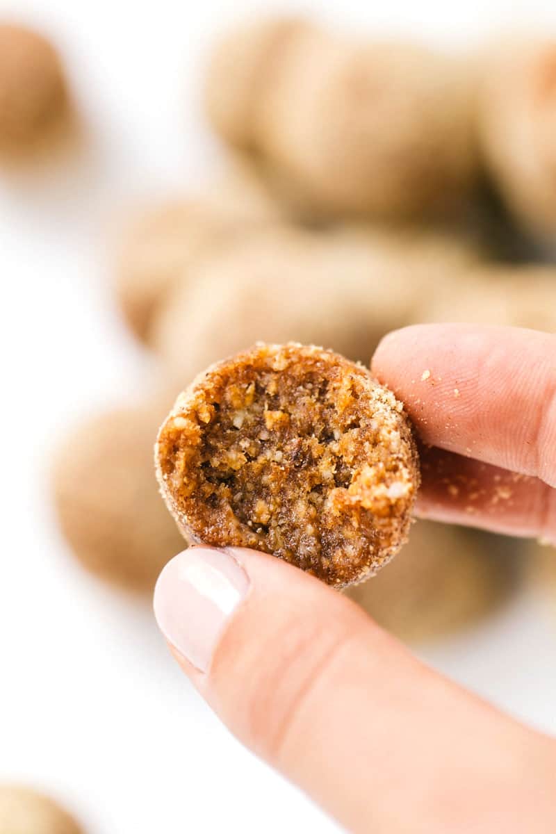 These VEGAN Apple Pie Energy Bites are the perfect way to avoid that afternoon crash! Healthy, energizing and DELICIOUS!