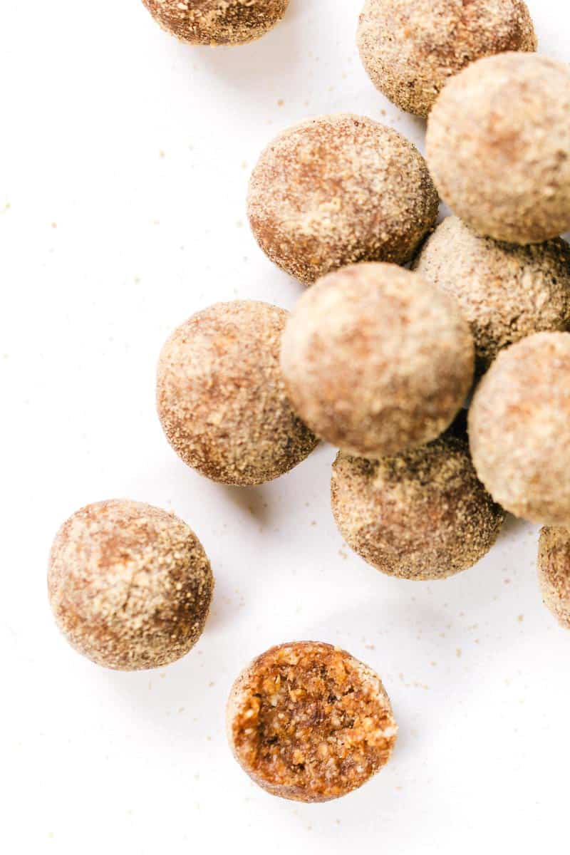 These VEGAN Apple Pie Energy Bites are the perfect way to avoid that afternoon crash! Healthy, energizing and DELICIOUS!