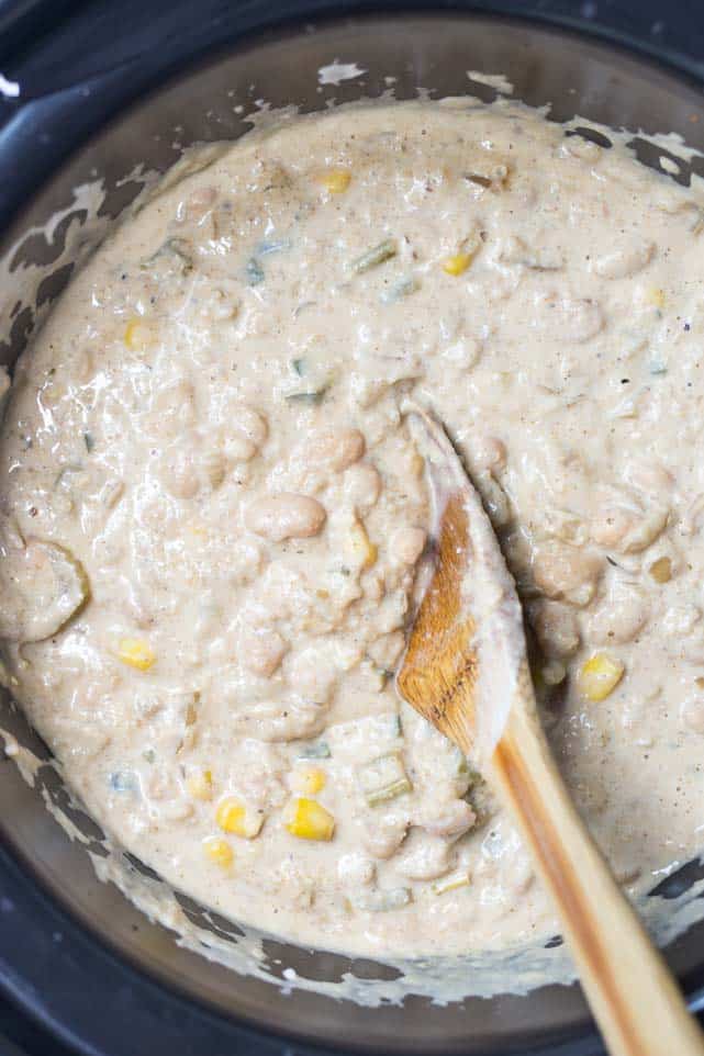 VEGAN WHITE QUINOA CHILI made with white beans and a homemade cashew cream!