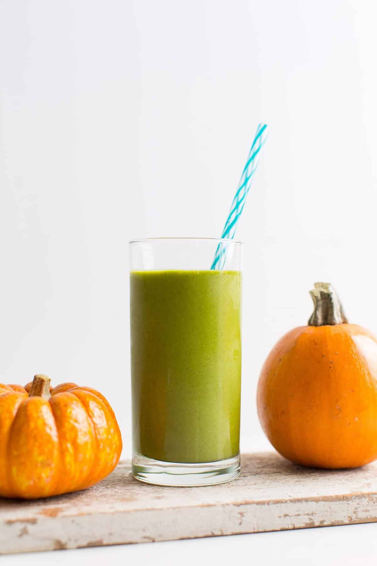 HEALTHY PUMPKIN PIE GREEN SMOOTHIE...plus 14 other pumpkin breakfast recipes you NEED to try!