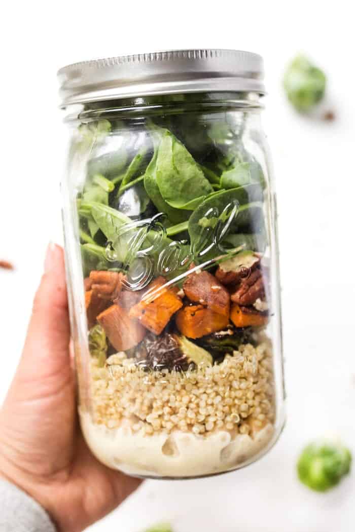 FALL HARVEST MASON JAR QUINOA SALAD - protein packed with roasted veggies, spinach and a miso-tahini dressing!