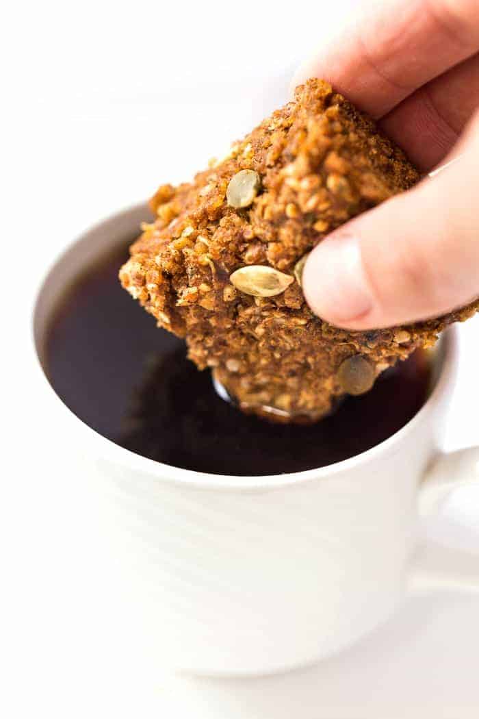 PUMPKIN QUINOA BREAKFAST BARS >> made with oats, quinoa, pumpkin, banana and just a few other HEALTHY ingredients! [vegan]