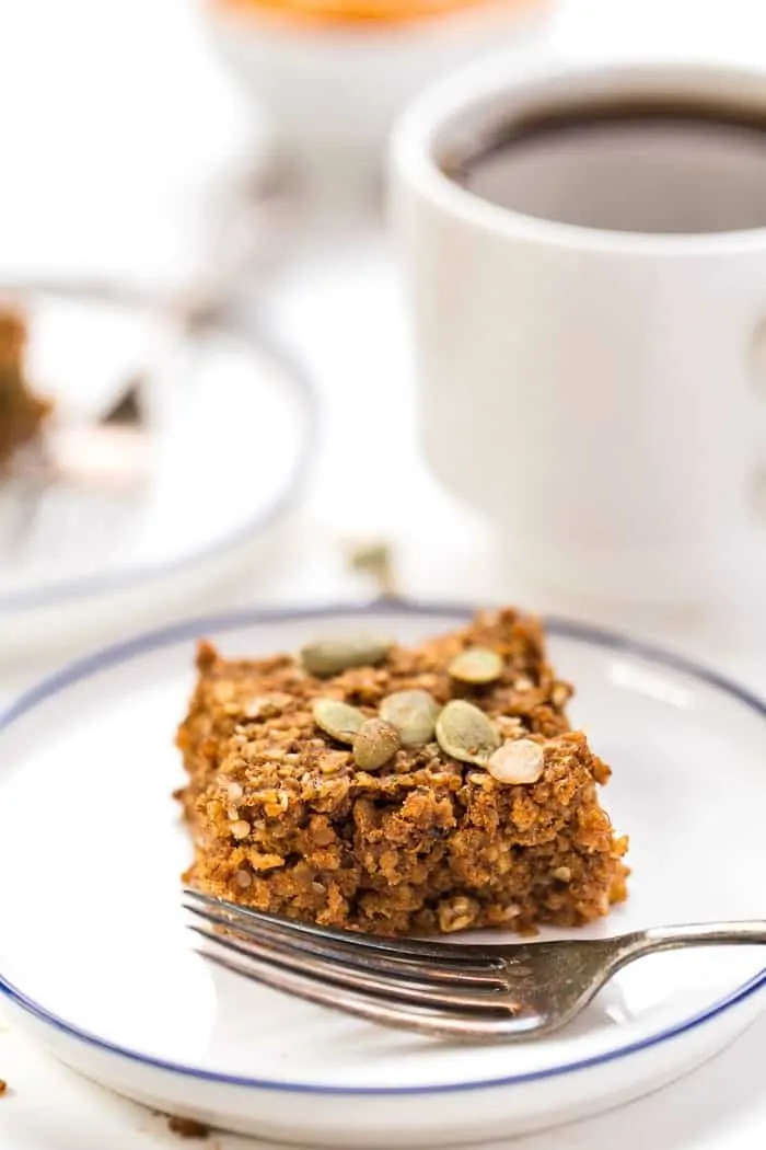 PUMPKIN QUINOA BREAKFAST BARS >> made with oats, quinoa, pumpkin, banana and just a few other HEALTHY ingredients! [vegan]