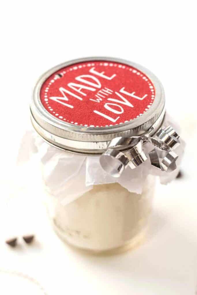 DIY GLUTEN-FREE Pancake Mix makes the perfect gift for the holidays! One jar makes 1 batch of pancakes!