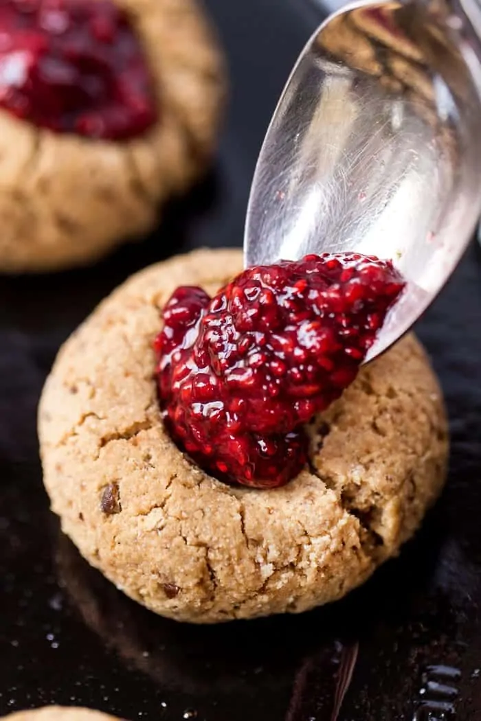GLUTEN-FREE THUMBPRINT COOKIES with a homemade raspberry chia seed filling! [VEGAN]