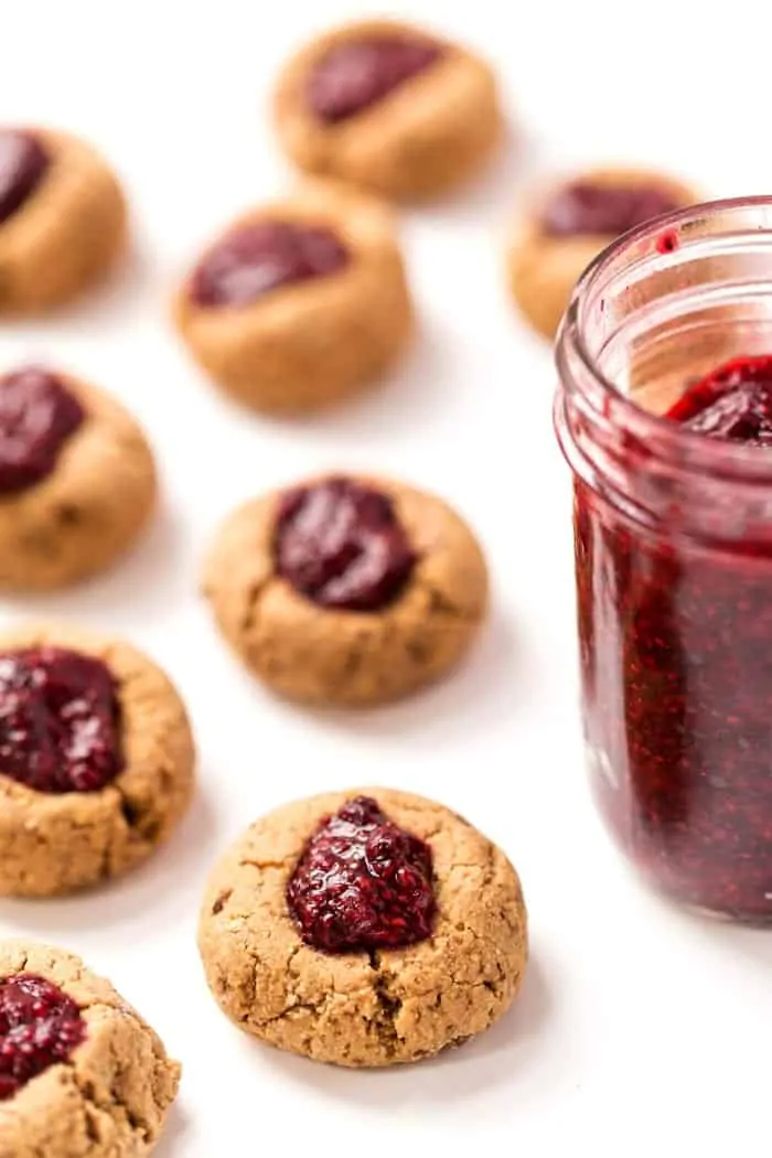 GLUTEN-FREE THUMBPRINT COOKIES with a homemade raspberry chia seed filling! [VEGAN]