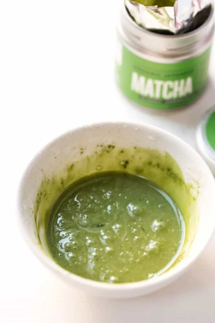 Naturally colored green icing using MATCHA powder!