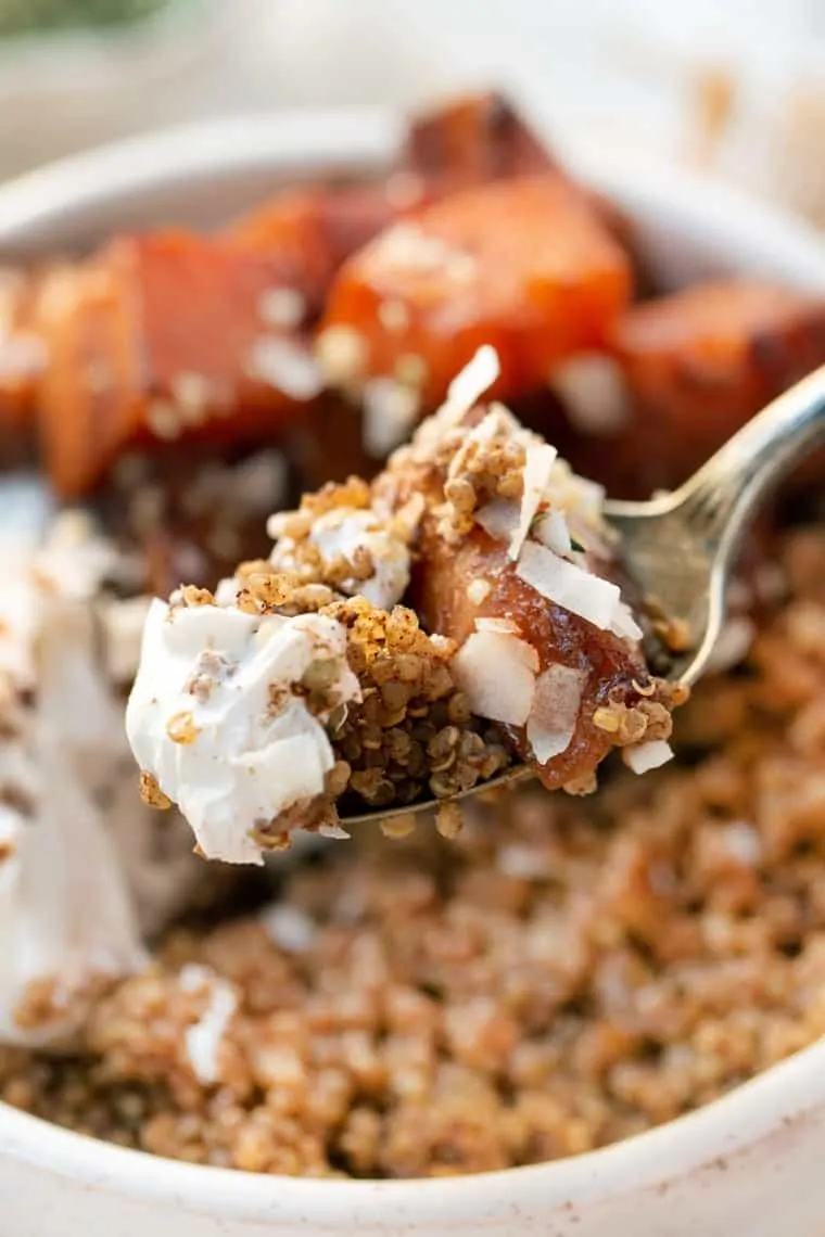 Quinoa Breakfast Bowls with Cinnamon and Yogurt