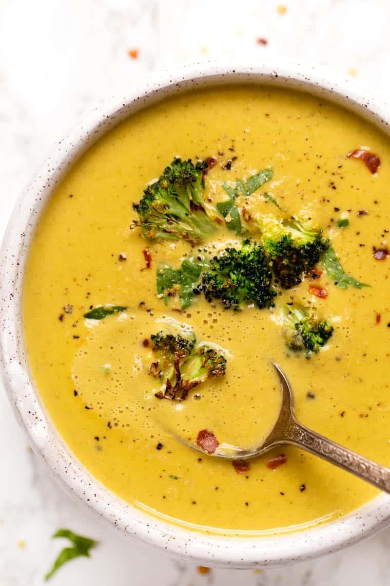 Ricetta vegana cremosa per la zuppa di broccoli